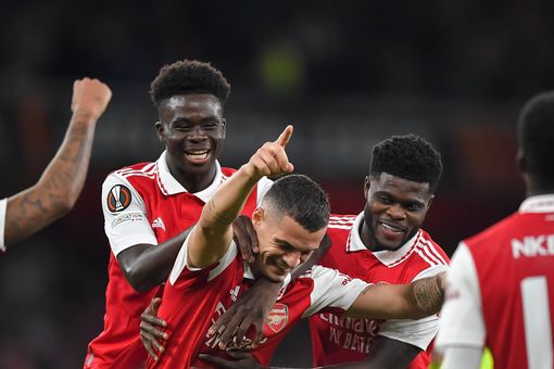 VIDEO/ Arsenali fitoi ndeshjen me PSV falë Xhakës