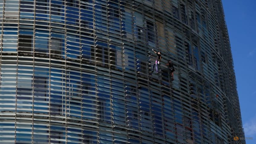 “Spiderman francez” ngjitet në një nga ndërtesat më të larta të Barcelonës, i bashkohet edhe djali