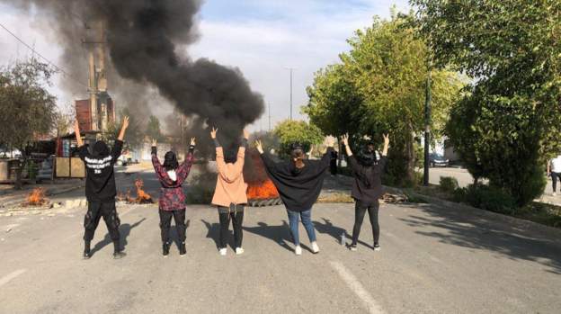 Vazhdojnë protestat në Iran, mijëra qytetarë përplasen me forcat e sigurisë