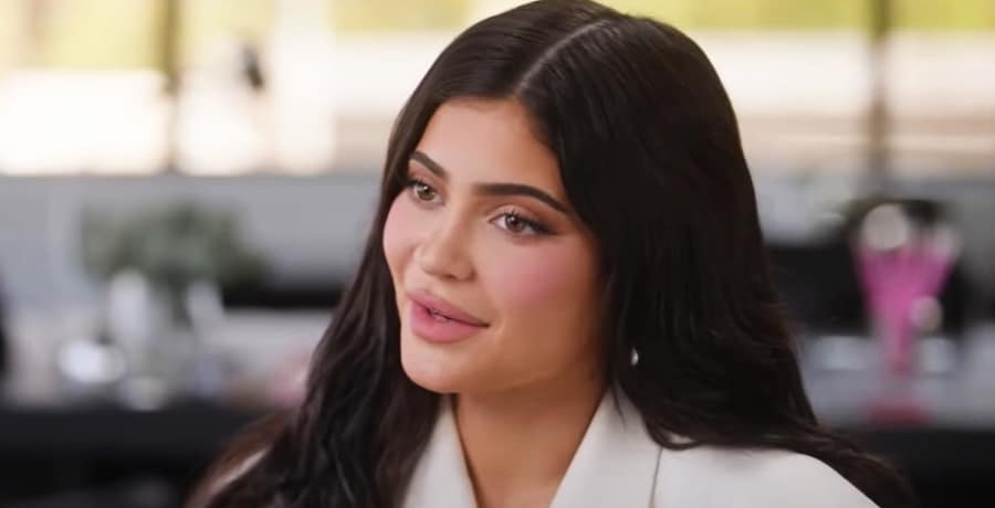 “Kam qarë pa pushim tre javët e para”, Kylie Jenner flet për depresionin pas lindjes