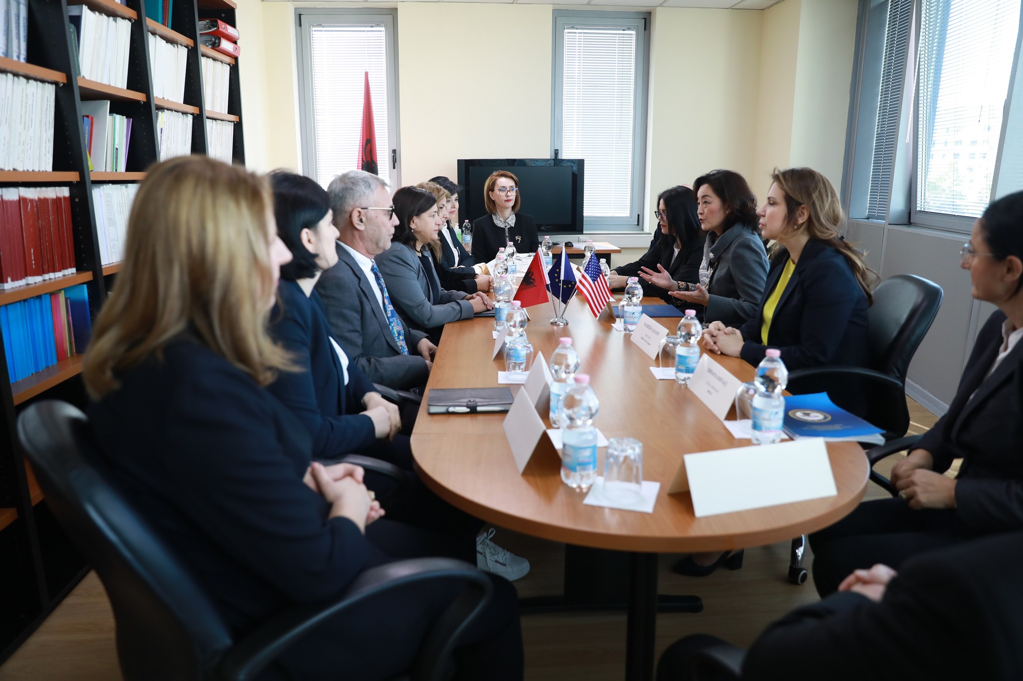 Ambasadorja Kim takon gjyqtarët e GJKKO: Shqipëria po ecën përpara, bëni punën me ndershmëri