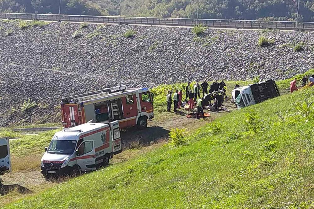 Aksident i rëndë në Serbi, shoferi harron frenat e dorës, përmbyset minibusi plot pasagjerë