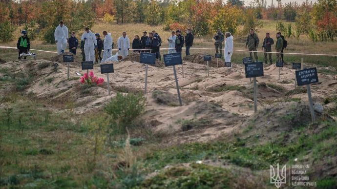 Varr masiv edhe në Liman, ukrainasit zbulojnë të tjera mizori të rusëve në zonat e çliruara