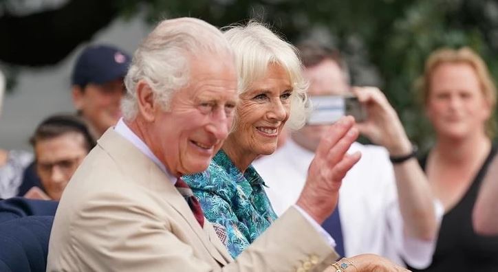 Momenti prekës i Mbretit Charles dhe Camilla me një vajzë në Skoci bën xhiron e botës