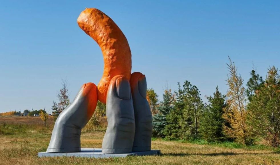 Një patatinë e vendosur në gishta, skulptura e pazakontë zbukuron fshatin kanadez
