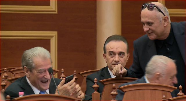 FOTO/ Vasili “shkrin” së qeshuri Berishën në Kuvend, çfarë i tregoi?