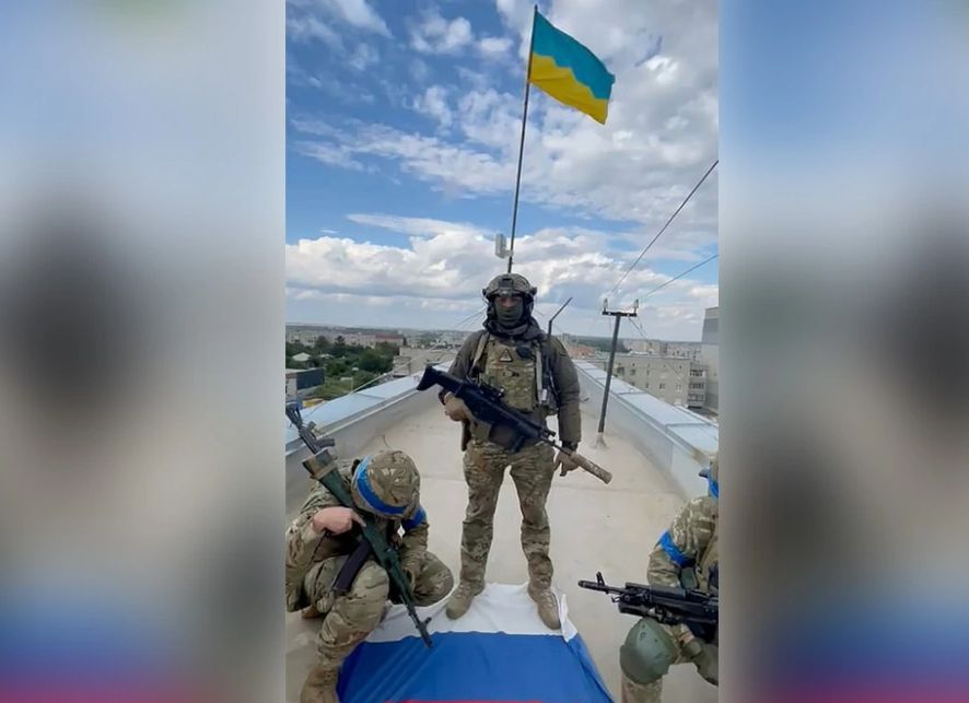 VIDEO/ Ushtria ukrainase hyn në qytetin kyç të Limanit, raportohet për përplasje me forcat ruse