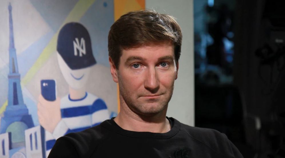 RT pezullon gazetarin rus që bëri thirrje për “djegie të fëmijëve ukrainas”