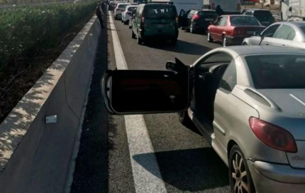 Shoferja hyn kundërvajtje në autostradë dhe përplaset kokë më kokë me një motor, dy të vdekur