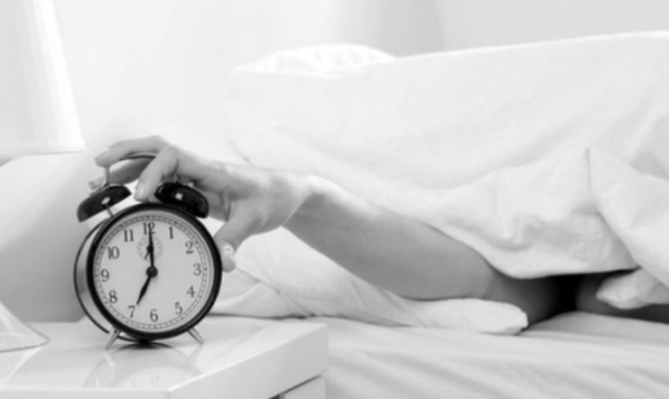 Këto janë gabimet e mëngjesit që e bëjnë më të vështirë zgjimin