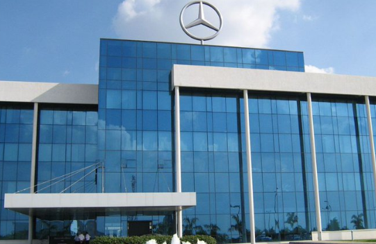 Kompania Mercedes-Benz tërhiqet nga Rusia