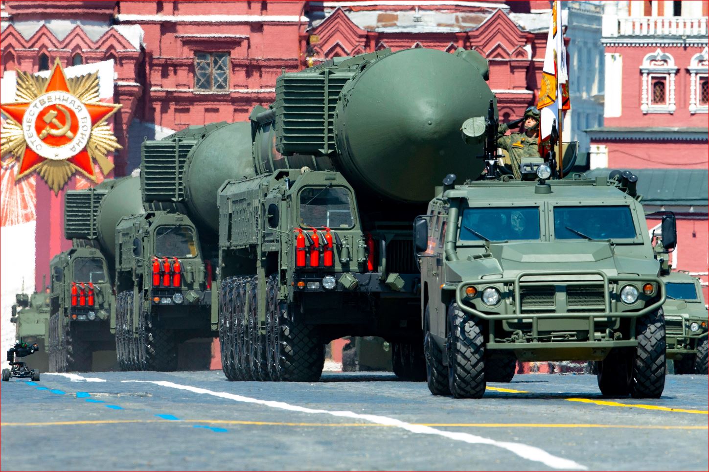 Një sinjal për Perëndimin?! Pamjet shokuese tregojnë karvanin “e vdekjes” së Putinit, ku po drejtohen armët bërthamore