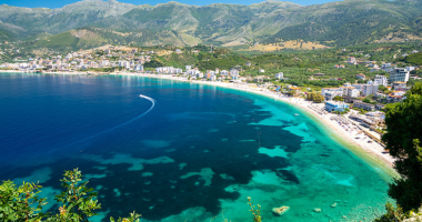 Grekët “dashurohen” me Shqipërinë, gazeta më e madhe jehonë turizmit tonë