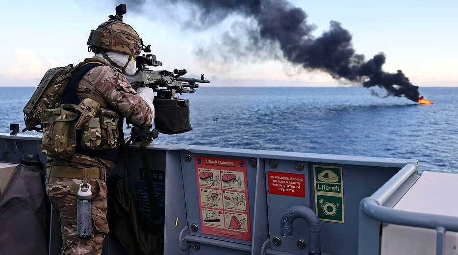 Marina britanike shpërthen varkën që përdorej për trafik droge, sekuestrohen 400 kilogram kokainë