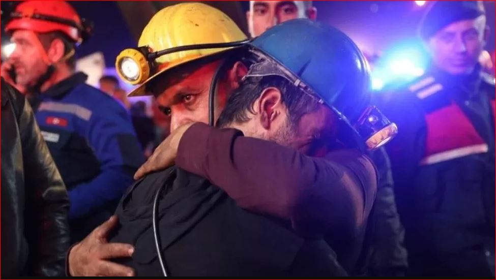Tragjedia në Turqi, vijon rritet numri i viktimave, qindra minatorë ende të bllokuar