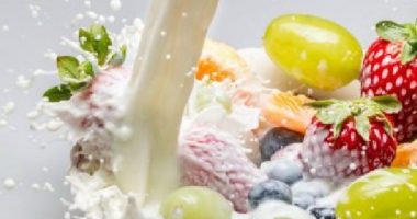 Kjo është arsyeja pse nuk duhet ta përziejmë qumështin me frutat