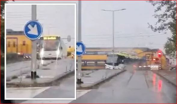 VIDEO/ Aksident dramatik në Holandë, treni ndan në dysh autobusin