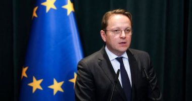 Varhelyi: Duhen ndalur emigrantët e paligjshëm që kalojnë nga Ballkani. KE-ja parashikon 350 milion euro fonde shtesë