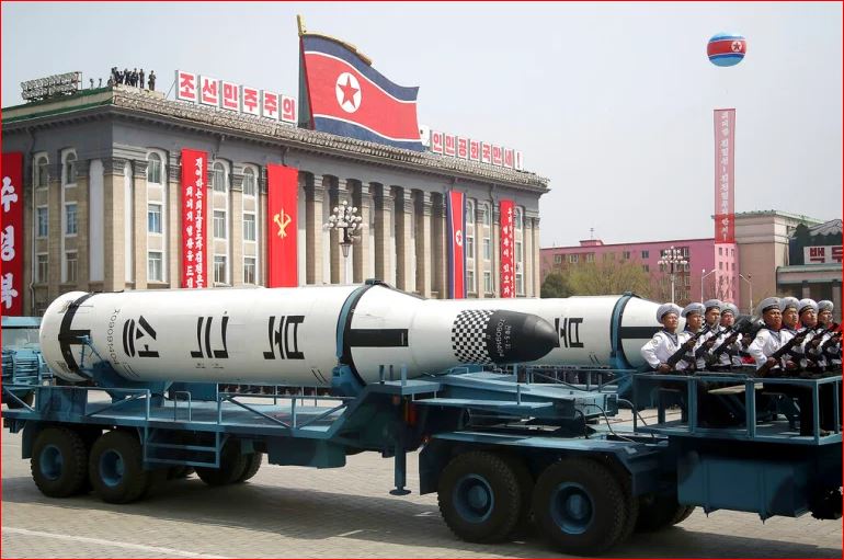 Koreja e Veriut lëshon raketa balistike mes tensioneve