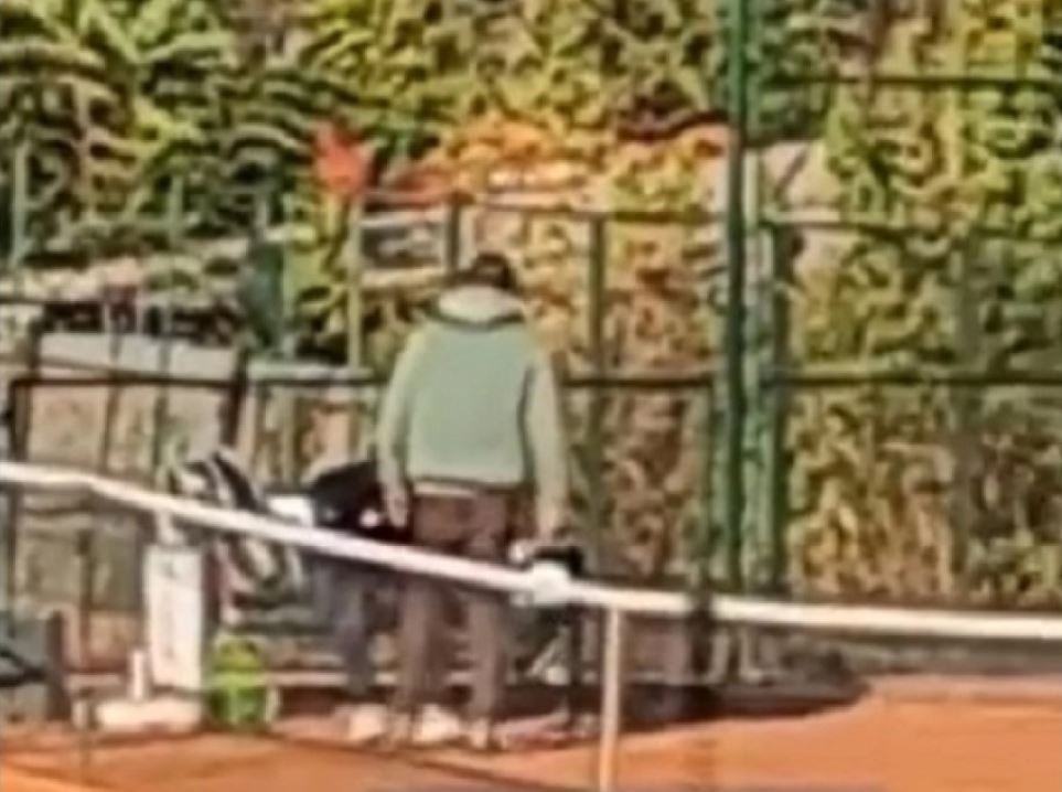 VIDEO/ Babai rreh vajzën e tij 14-vjeçare gjatë stërvitjes në fushën e tenisit