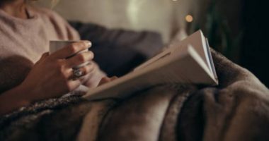 Kjo është arsyeja pse nuk duhet të lexoni asnjëherë libra shtrirë