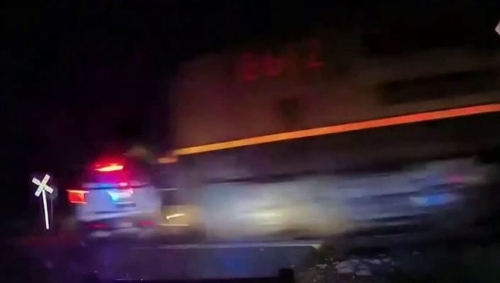 VIDEO/ Treni përplas makinën e policisë, shpëton për mrekulli vajza e arrestuar