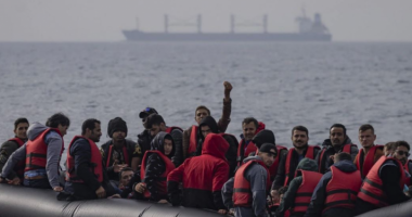 Me gomone drejt Anglisë, ambasada britanike thirrje shqiptarëve: Mund të humbni dhe jetën, mos rrezikoni