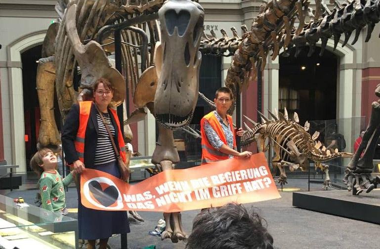 Protesta e pazakontë e aktivisteve të klimës, dy gra ngjisin veten pas dinosaurit 66 milionë vjeçar