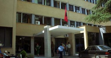 Gjykata e Tiranës lë të lirë 20-vjeçarin që grabiti me armë në Tiranë, policia vonoi dokumentet për prerjen e fletë arrestit