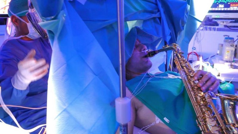 E pazakontë në Itali, pacienti luan saksofon teksa i nënshtrohet një operacioni në tru