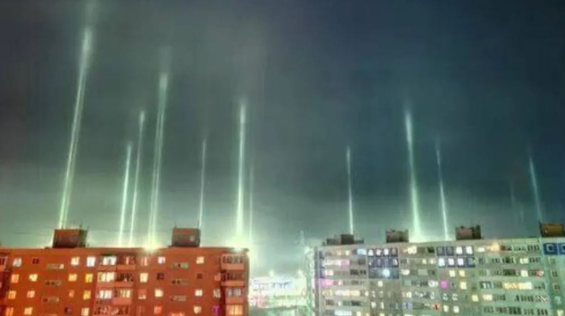 Test armësh apo fenomen natyror? “Shtyllat” e dritës në qiellin e qytetit rus nxisin debate