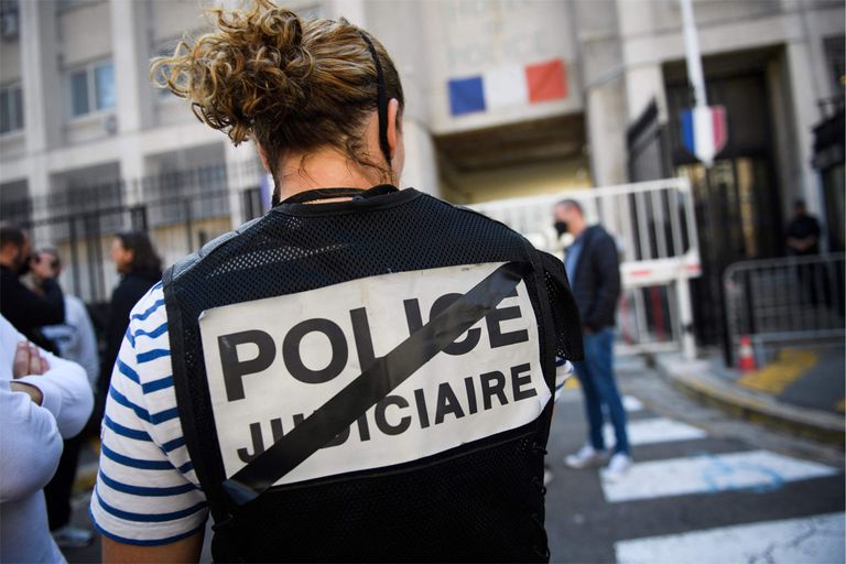 Horror në Paris, 12-vjeçarja vritet dhe futet në valixhe, 6 persona në pranga