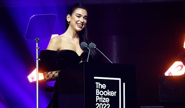 VIDEO/ Dua Lipa përmend Ismail Kadarenë gjatë fjalimit në “Booker Prize” në Londër