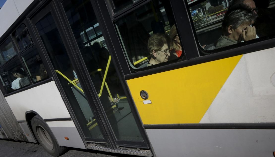 Skena horrori ne Greqi, shoferi i autobusit qëllohet me armë ndërsa drejtonte automjetin plot me njerëz