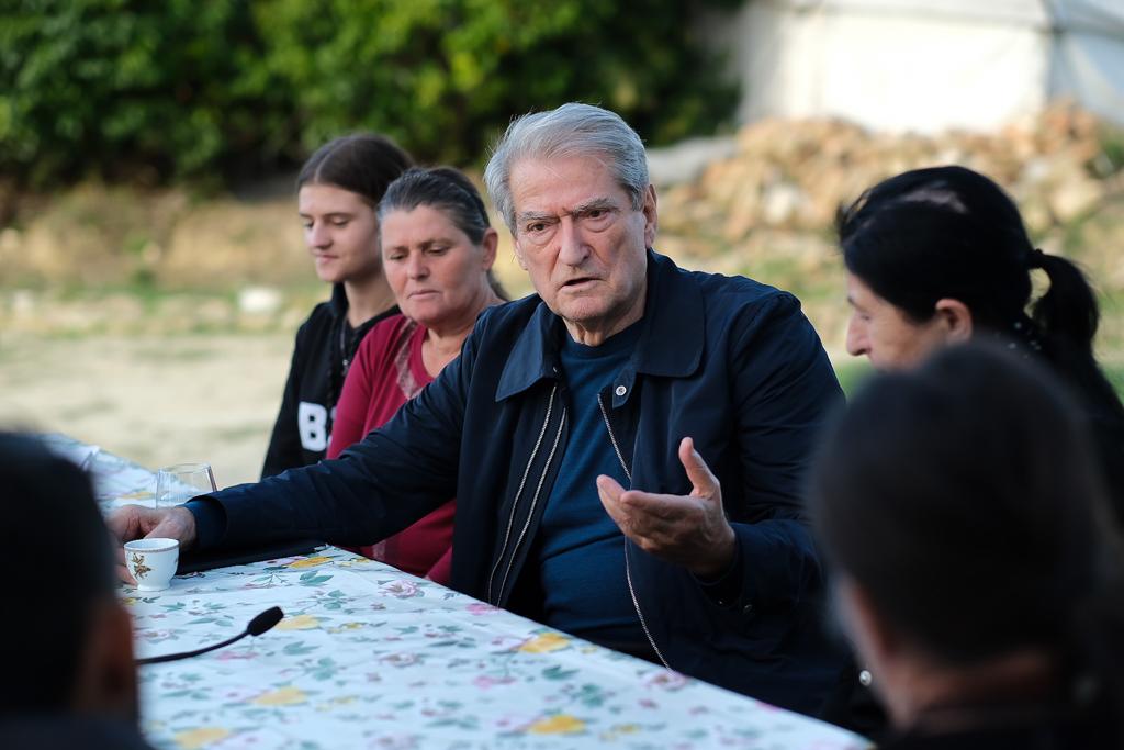 Prindërit përcollën vajzën nuse nga çadra, Berisha viziton familjen që jeton në qiell të hapur që prej tërmetit të 2019-ës