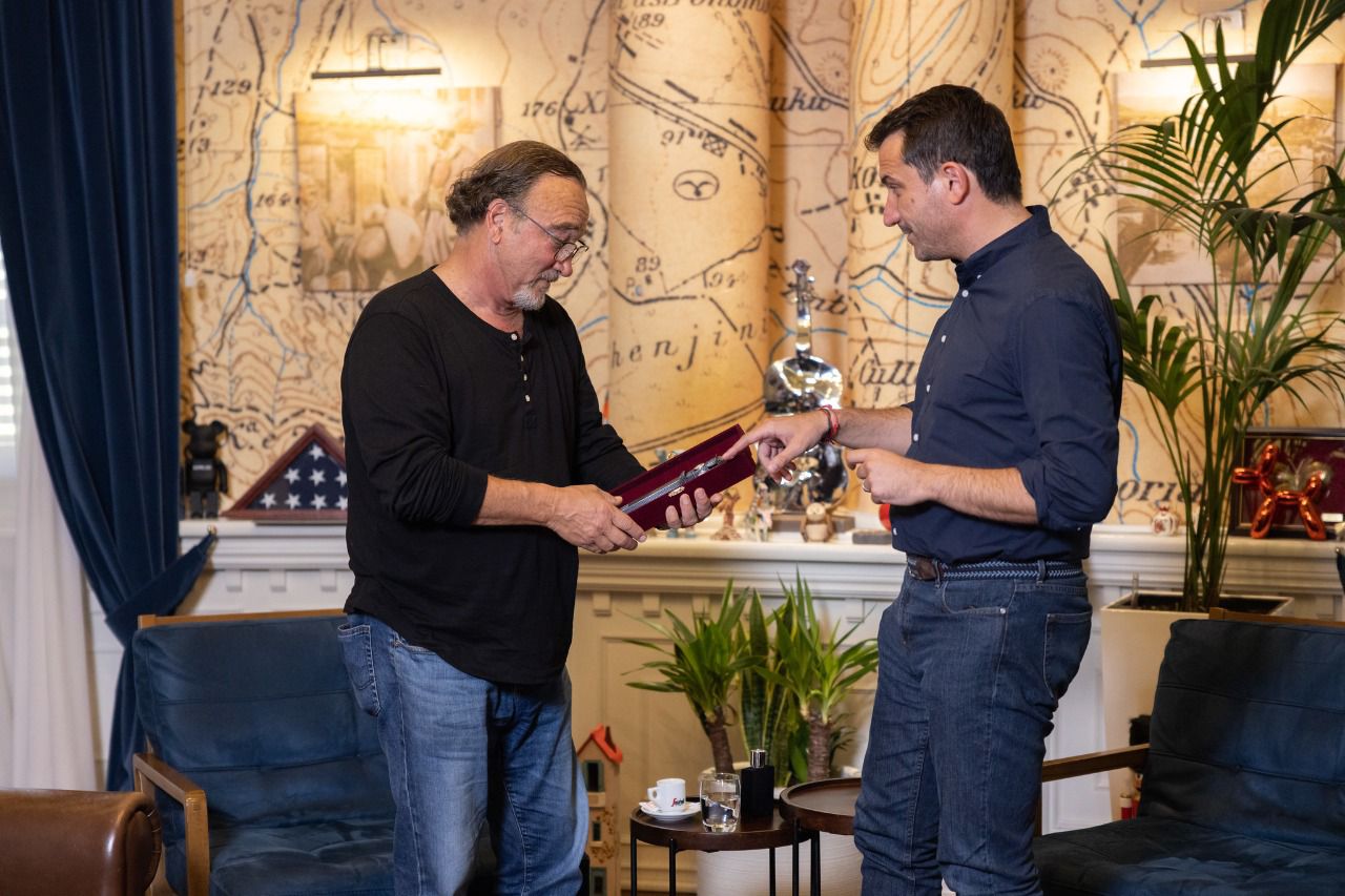 Jim Belushi në Tiranë, i dhuron Veliajt një bluzë, çfarë shkruhej në të