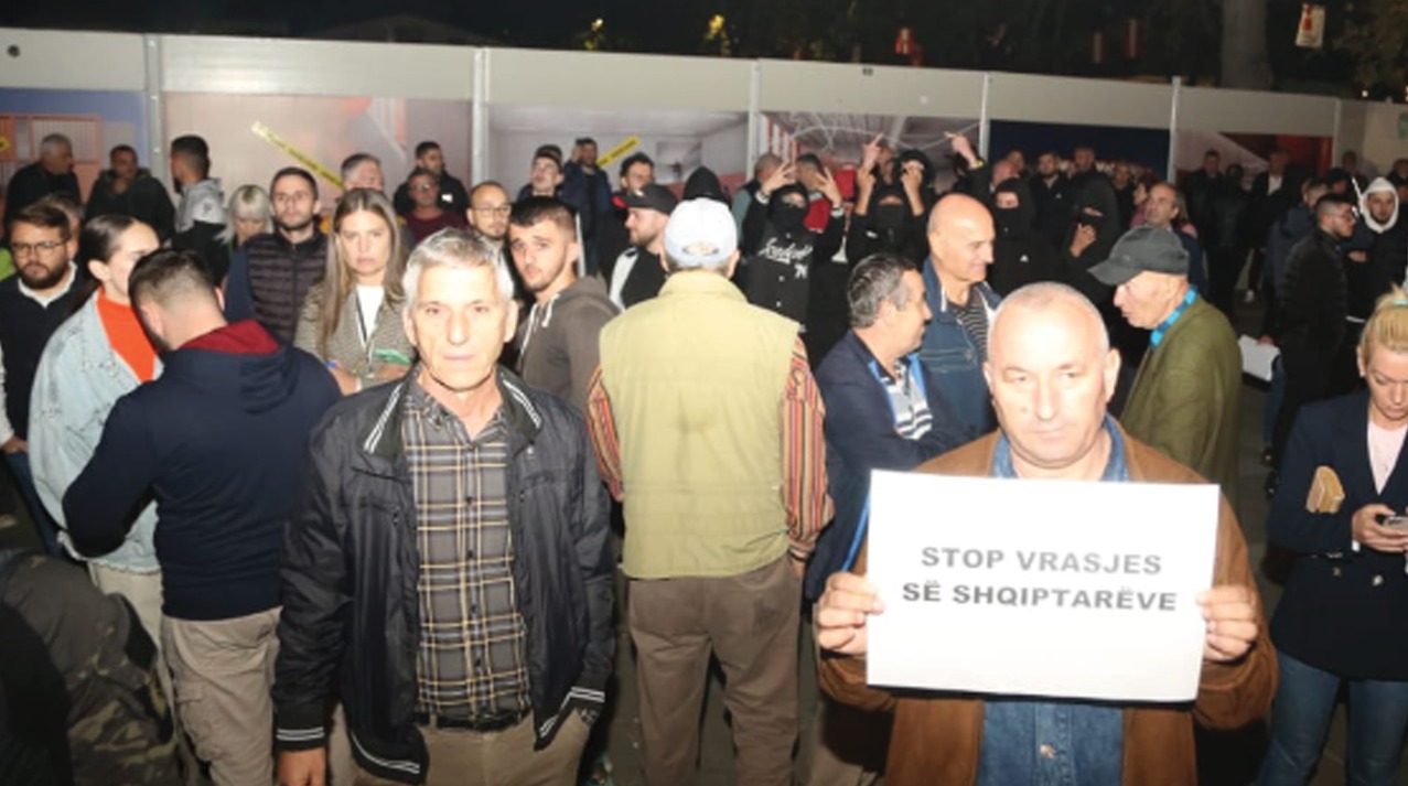 “Ju jeni vrasës”, qytetarët mblidhen në protestë para Ministrisë së Brendshme: Drejtësi për Learin!