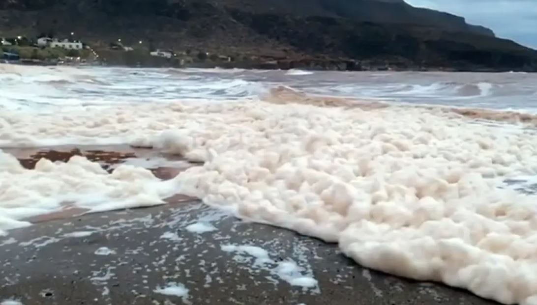 Shpjegojnë ekspertët: Pse deti u mbush me “shkumë” pas motit ekstrem në Kretë