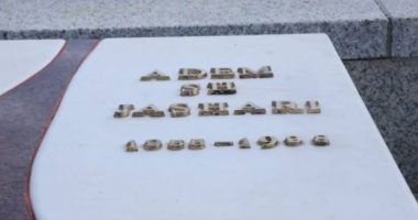 E dehur me raki, 26-vjeçarja vjedh shkronjat e varrit të komandantit Adem Jashari: Doja t’i mbaja kujtim