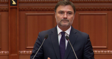 “Duhet të bëni një gjë të mirë për shqiptarët me Territorialen”, Alibeaj-mazhorancës: Po vidhni në tavolinë zgjedhjet e 2023