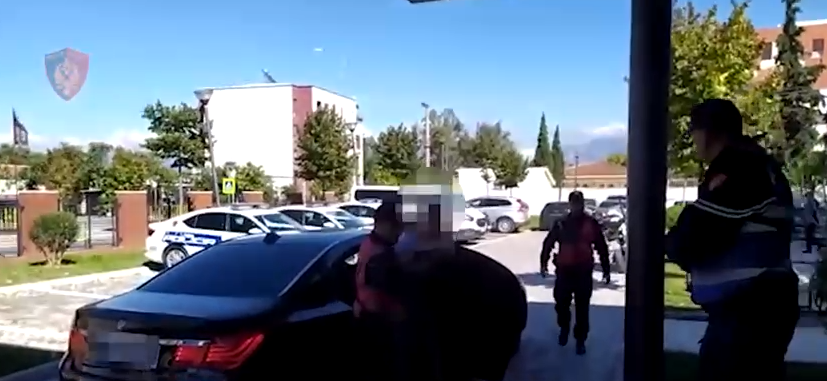 Lëvizte me armë zjarri në automjet, arrestohet 38-vjeçari në Tiranë