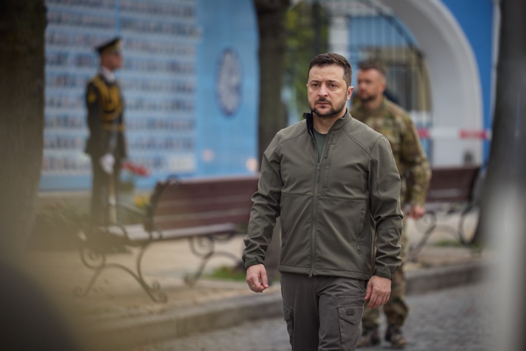 Zelensky vendos kurorë në nder të ushtarakëve të vrarë në konflikt