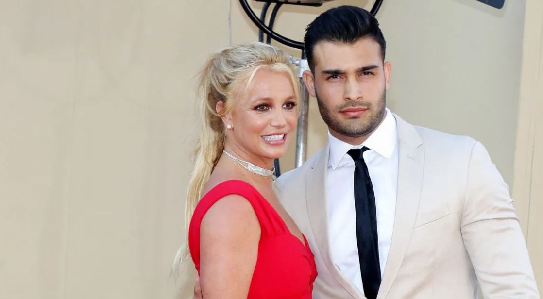 “Po zhvishet kudo”, fansat kritikojnë bashkëshortin e Britney Spears: Ndihmo gruan tënde, pastaj Iranin