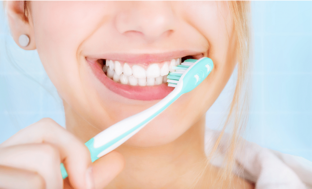 Dentistët paralajmërojnë: Këto janë gabimet që bëni kur lani dhëmbët