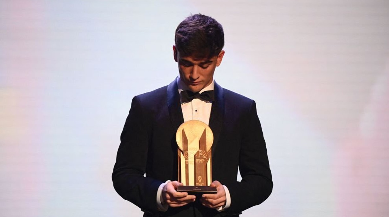 Lojtari i Barcelonës fiton çmimin e lojtarit të ri më të mirë nga France Football