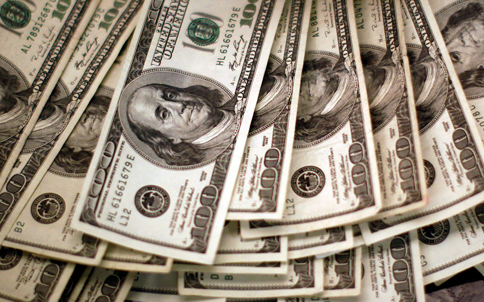 Dollari në pikiatë  Bie në nivelin më të ulët katërvjeçar  Zhvlerësohet më tej nga politikat e Trump