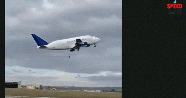 VIDEO/ Avioni humb një rrotë pak çaste pak ngritjes, “pushtohet” nga tymi i zi