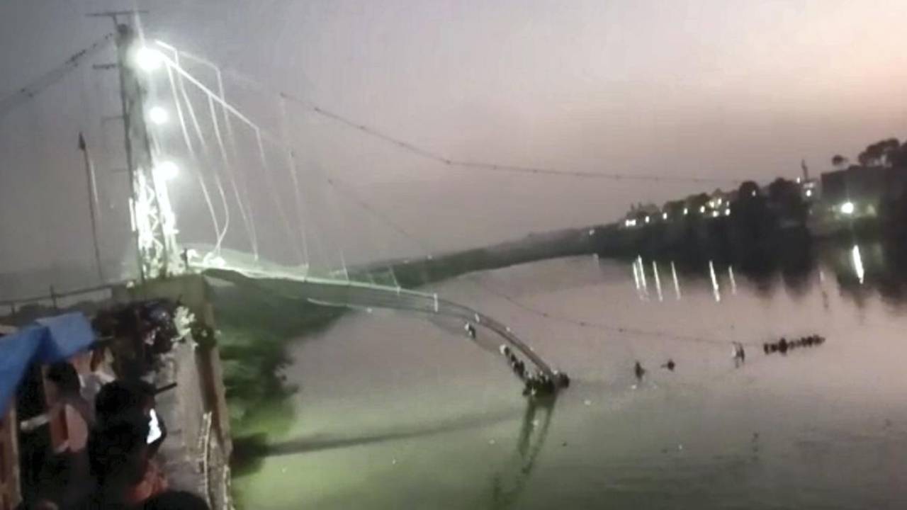 Rritet numri i viktimave nga shembja e urës në Indi, ankth për fatin e 100 personave