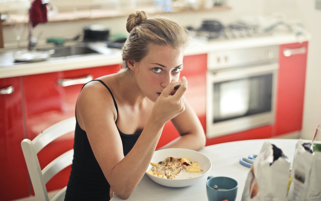 Tre këshillat e nutricionistëve që do të bëjnë peshoren tuaj “të ndalojë”