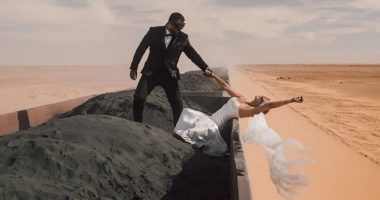 Nuk është Parisi apo Maldivet, çifti kalon muajin e mjaltit në një tren mallrash